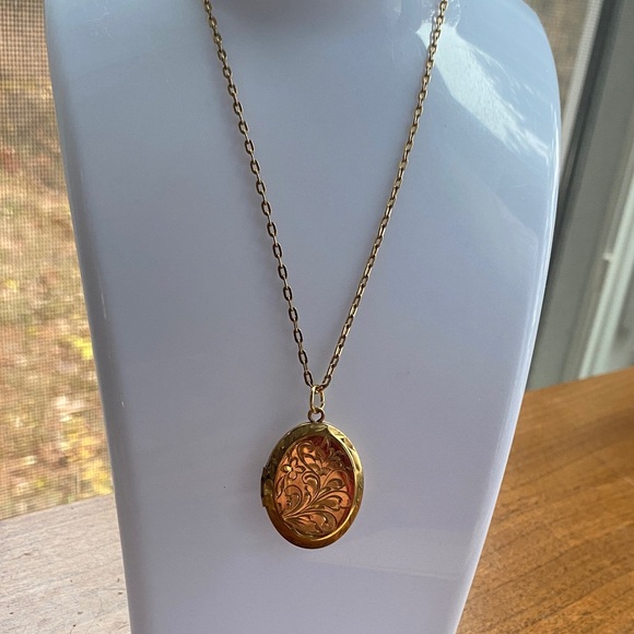 Avon Jewelry - Avon Gold-Tone vintage locket Pendant Necklace